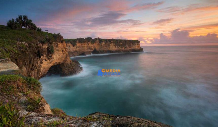 Daya Tarik Pantai Karang Bolong Pacitan