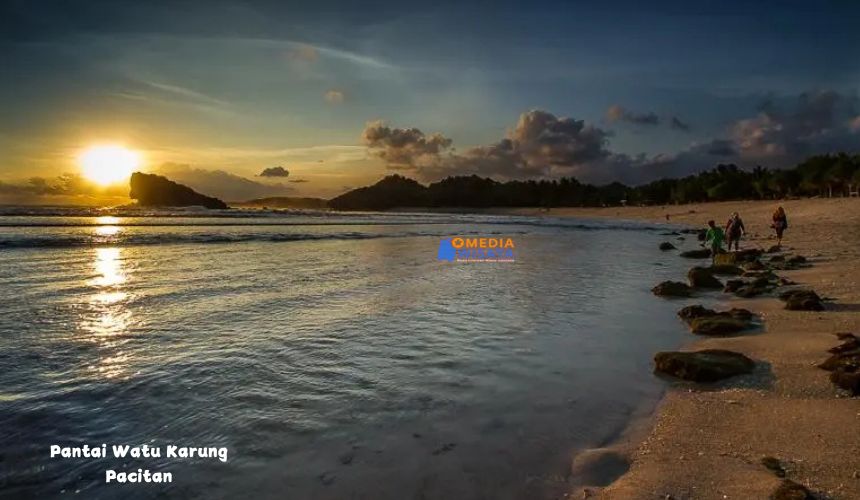 Pantai Watu Karung dengan Spot Surfing Terbaik